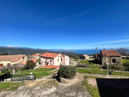 Sari-Solenzara House | Maison de village vue mer et montagne