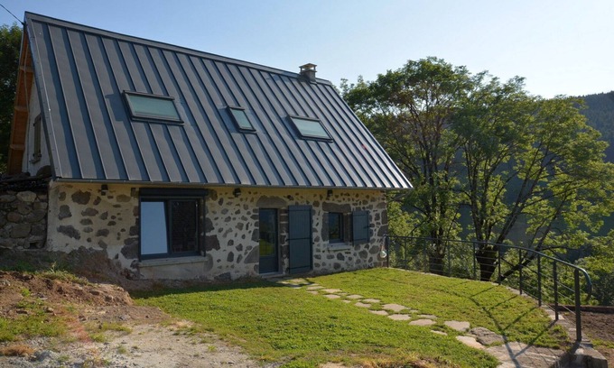 Thiezac House | Maison en pierre, au calme, terrasse en pelouse avec vue