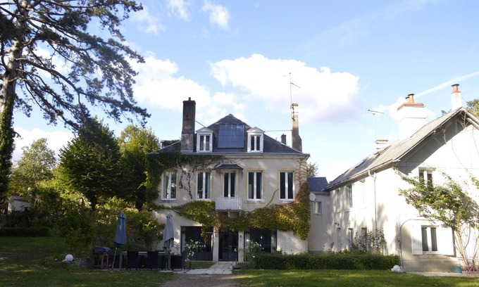 Saint-Jean-le-Blanc House | Maison l'Amérique welcome you to one of their rooms. Dogs are also welcomed