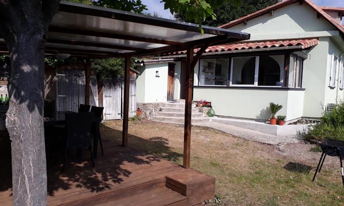 Saint-Sylvestre House | Maison mitoyenne 68m², 2 pièces + véranda, jardin 100m² avec pergola, vue mer