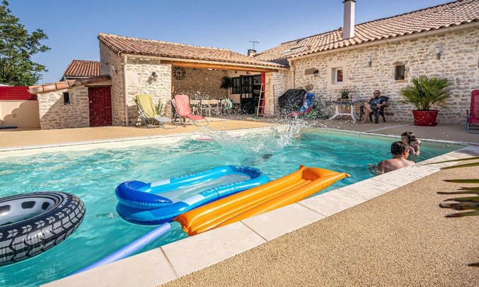 L'Hermenault House | Maison rénovée pour 14 pers avec piscine chauffée, jardin, baby-foot, proche Puy du Fou et La Rochelle - FR-1-426-362