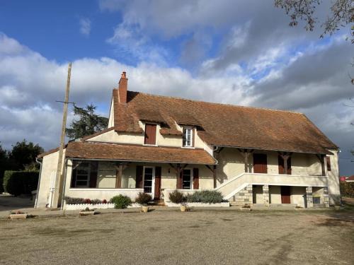 Saint-Pourcain-sur-Sioule House | Maison spacieuse avec jardin clos, piscine privative et sauna, proche centre de Saint-Pourçain - FR-1-489-60