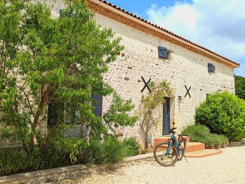 Montmoreau-Saint-Cybard House | Maison spacieuse en pleine nature avec piscine, équipements de loisirs et randonnées à proximité - FR-1-653-105