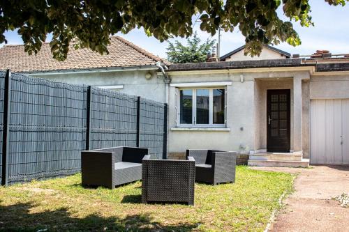 Bron Apartment | Maisonnette avec jardin, parc du chêne (tram T5)