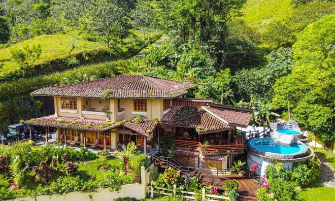 El Fosforo House | Majestic Lodge Luxury and Spacious Home with Private Pool and Jacuzzi