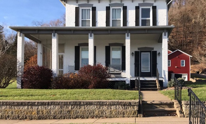 Lansing House | Majestic Mississippi River Views! Booking for October!