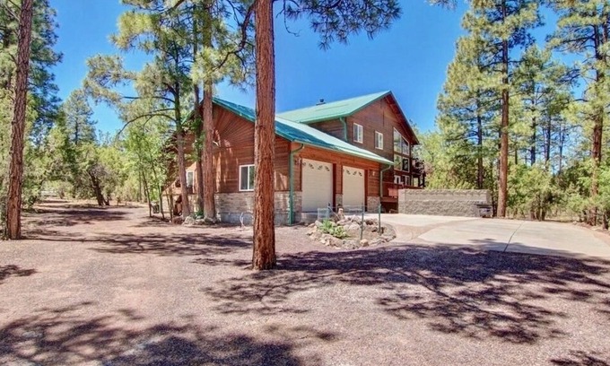 Show Low Cabin | 🌲Majestic Mountain Getaway - Jenson's TreeHouse, a Spacious Cabin Retreat.🦌