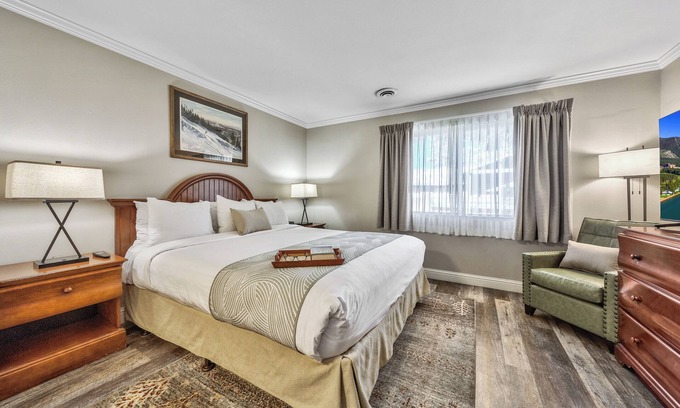 South Lake Tahoe Hotel | Majestic Views! 1BR Accommodation w/Kitchen! Breakfast, Pets Allowed!