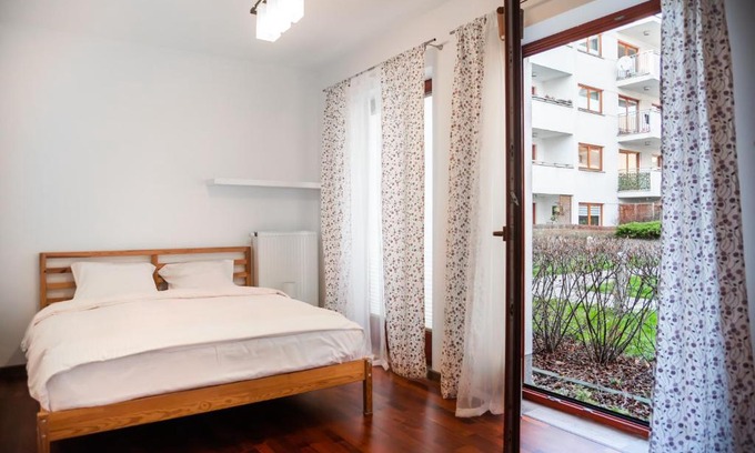 Targowek Apartment | Malborska Lovely Apartment by BookingHost
