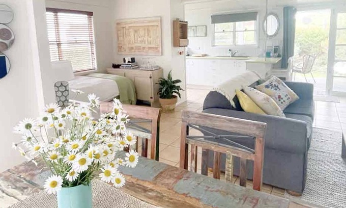 Maleny Cottage | Maleny Cottage - A Tranquil Stay Within Walking Distance to Town