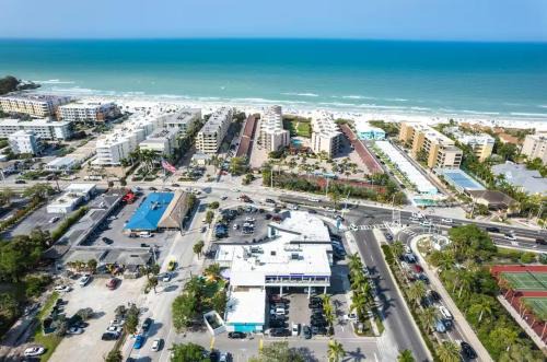 Siesta Key Apartment | Mallory Squared by Beachside Management