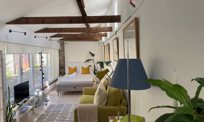 Norton St. Philip Apartment | Malthouse Studio-Ideal base-village location near Bath