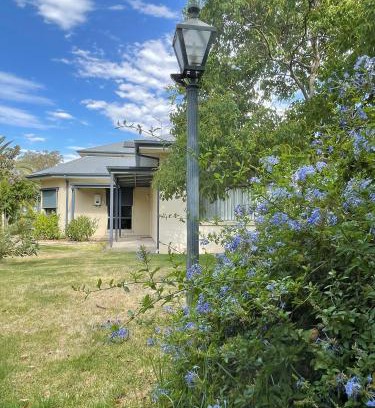 Benalla West House | Manas Guesthouse