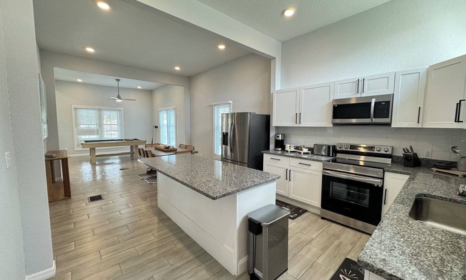 Palmetto House | Manatee River Manor Near Anna Maria- 4BR/3.5BA, man cave, pool table, fire pit
