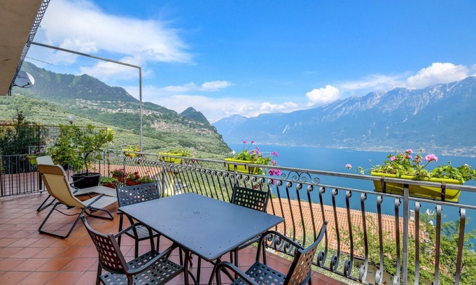 Tignale Apartment | Mandorla with stunning lake view