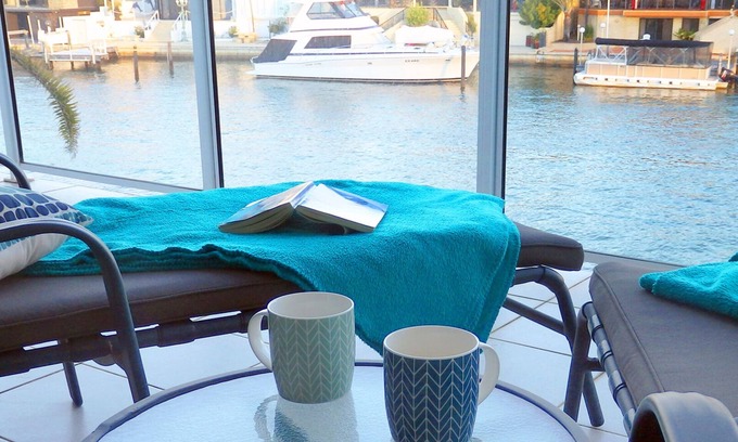 Halls Head Villa | Mandurah Canal Holiday Home with own jetty! Boats! Crabs! Dolphins!