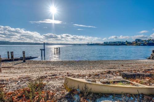 Bremerton House | Manette Waterfront Kayak the Bay and Walk to Town!