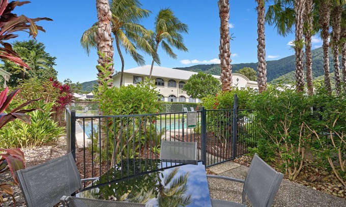 Palm Cove Apartment | Mango Resort Ground floor Apartment with direct pool access from patio