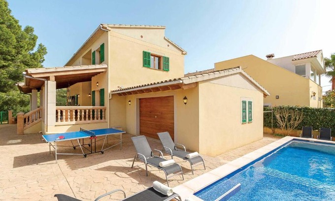 Marina Manresa Villa | Manresa Villa Sleeps 8 Air Con WiFi