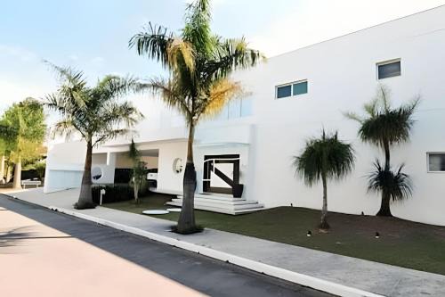 Cotia House | Mansão Cinematográfica em Condomínio- Granja Viana
