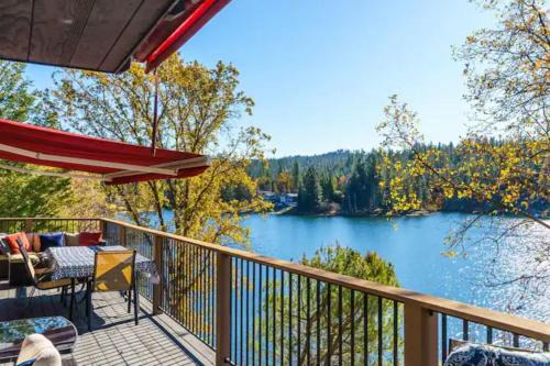 Groveland House | Mansion right on the water
