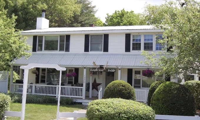 Schroon Lake Hotel | Maple Leaf Lodge- Deluxe Suite 3