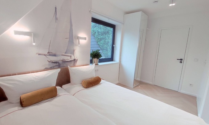 Eidelstedt Apartment | Maritime studio with spacious balcony. Free parking on the street