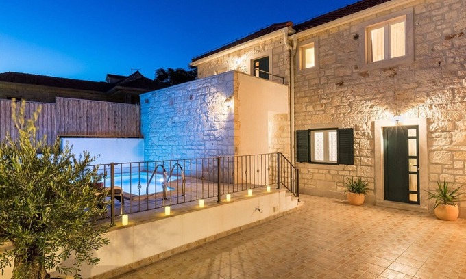 Selca Villa | Marivilla in Selca with heated pool