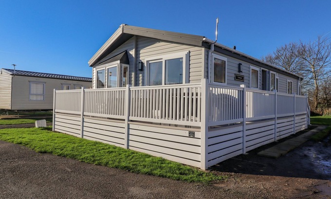 New Romney Cottage | MARLIE LODGE, family friendly, with pool in New Romney