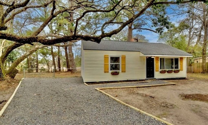 North Charleston Cottage | marsh front oasis-3 bedroom renovated cottage on the marsh. Centralized location