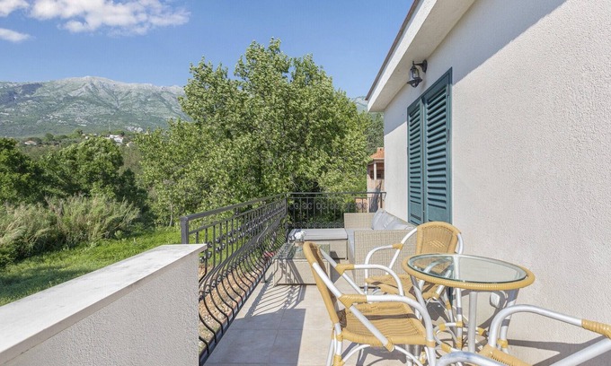 Radanovici Villa | Marvelous Villa with View and Jacuzzi in Kotor