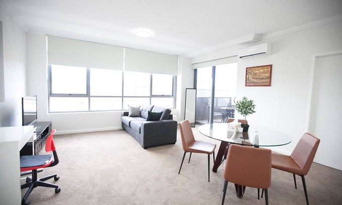 Mascot Apartment | Mascot Stylish 2BD Apartment w Parking 1-7 Guests