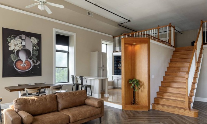 East Price Hill Apartment | Mason's View - Above Coffee Shop! Cincy Hilltop