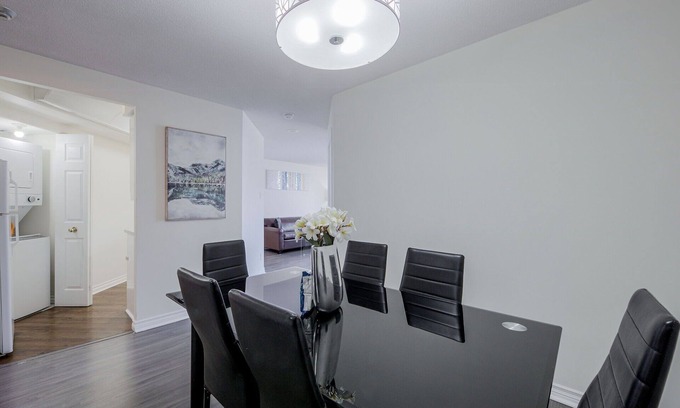 Downtown Toronto Apartment | MASSIVE 2Bed 2Bath Bay St. Condo w. 2 Balconies/Patios & FREE Parking SLEEPS 7