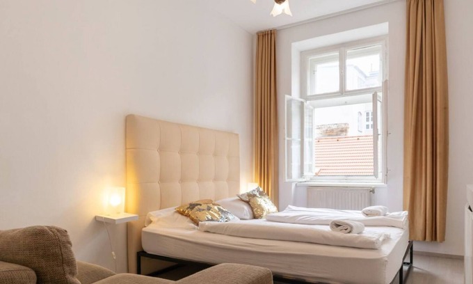 Brigittenau Apartment | Massive 6BR Apt. at Millenium City for big Groups