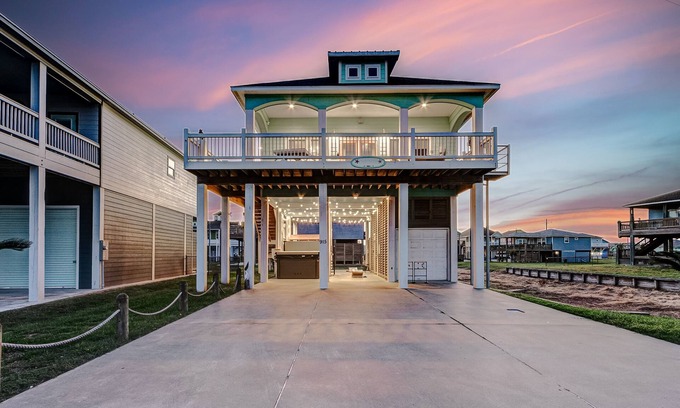 Port Bolivar House | Massive Swimspa ~ Ocean Views ~ Short walk to beach ~ Starlink Internet ~ Games