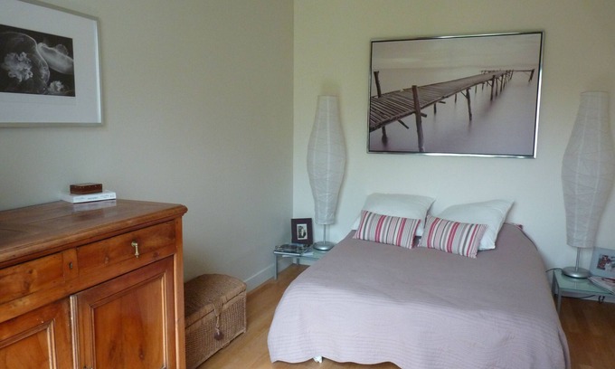 Saint-Nicolas House | Master suite with en-suite bathroom and breakfast at the home stay