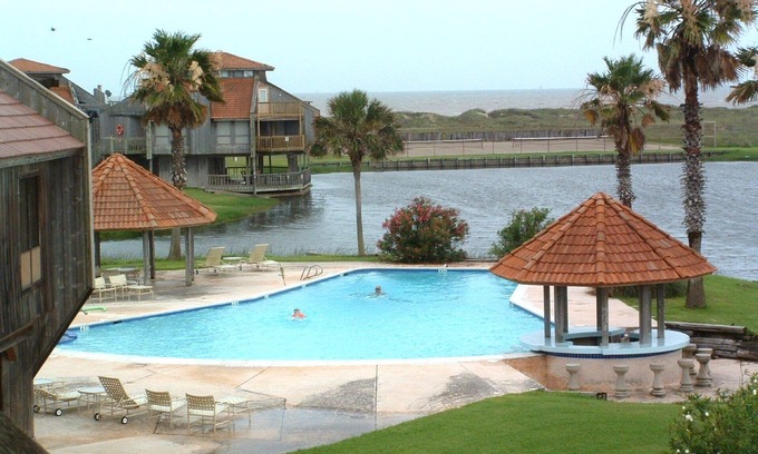 Matagorda Condo | Matagorda Beach Condo Pool, Internet