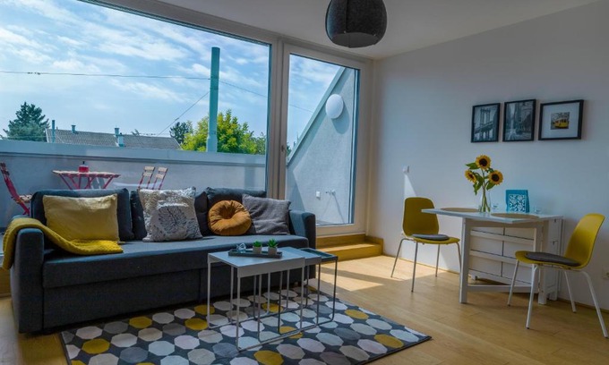 Donaustadt Apartment | Maureen Lovely 2 Bedroom Unit with Community Pool