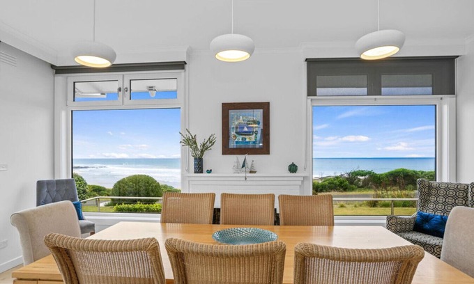 Skenes Creek House | MAVI BEACH HOUSE - Stylish home opposite beach