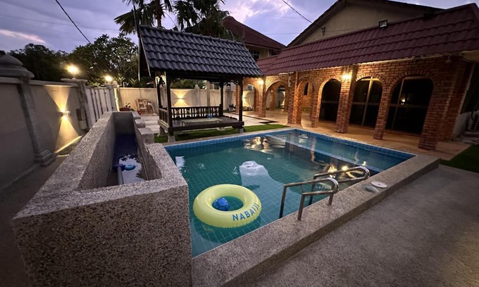 Kawasan Perindustrian Chendering House | Mawar 23 Chendering with Private Pool