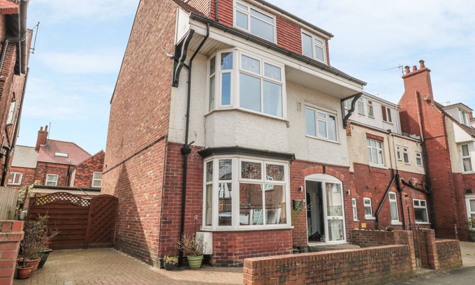 Bridlington Cottage | MAYFIELD SANDS, pet friendly, with a garden in Bridlington