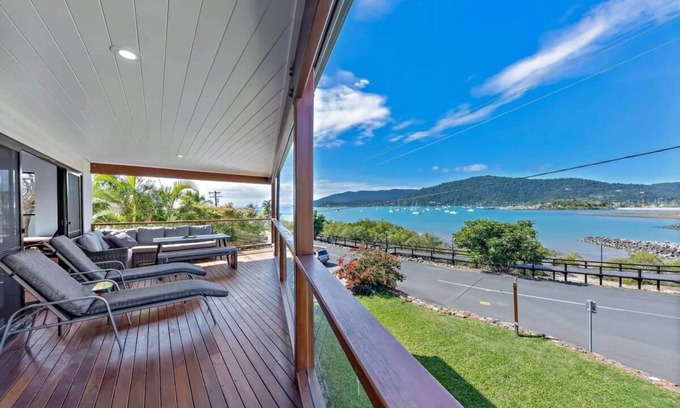 Airlie Beach House | Mazlin House, Airlie Beach Waterfront Holiday Home *Fantastic Waterfront Pool!*