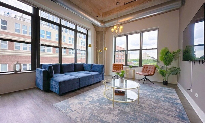 Prairie District Apartment | McCormick 3B/2Ba Corner Oasis for up to 10 guests
