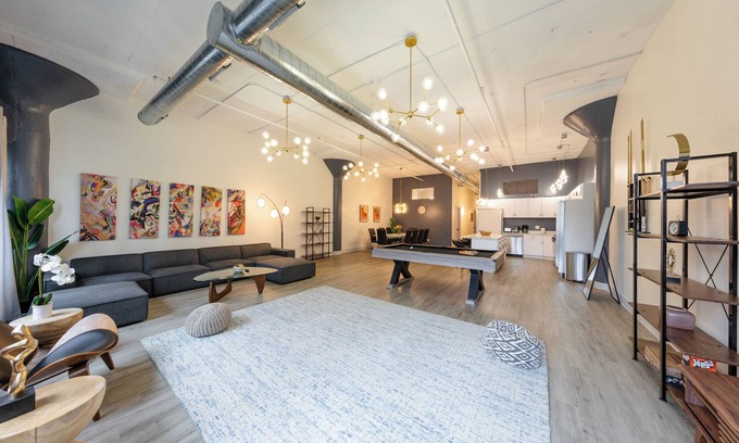 Near South Side Apartment | McCormick 5B/3Ba Luxury Suite for groups for up to 12 guests w/optional parking