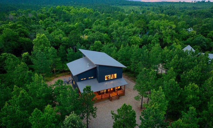 Broken Bow Cabin | McKay Pines - Luxury Creekside Cabin in Hochatown-Pet Friendly-Sleeps 8
