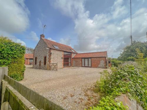 North Walsham House | Meadow Barn - dog freindly barn sleeping 6 in Edinghtorpe, Norfolk