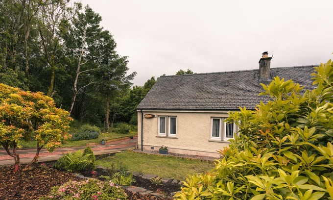 Oban House | Meadow Cottage, entire bungalow with private garden and driveway