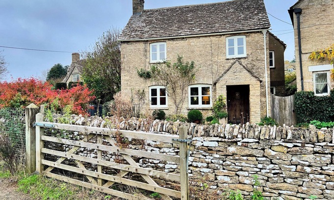 Chedworth Cottage | MEADOW VIEW COTTAGE, family friendly, with open fire in Northleach