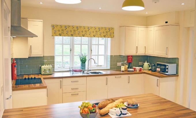 Coln St Aldwyns House | Meadow View